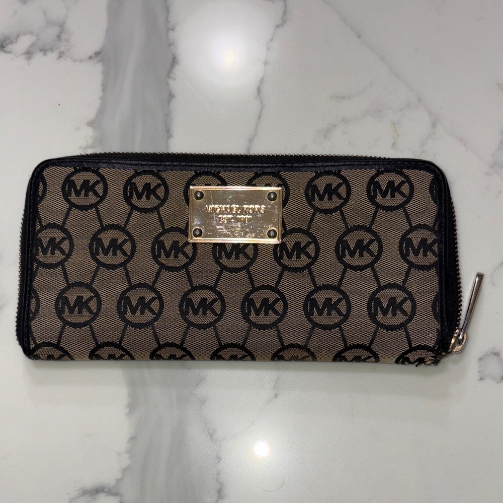 Michael Kors Black and Tan Logo Wallet(project wallet)